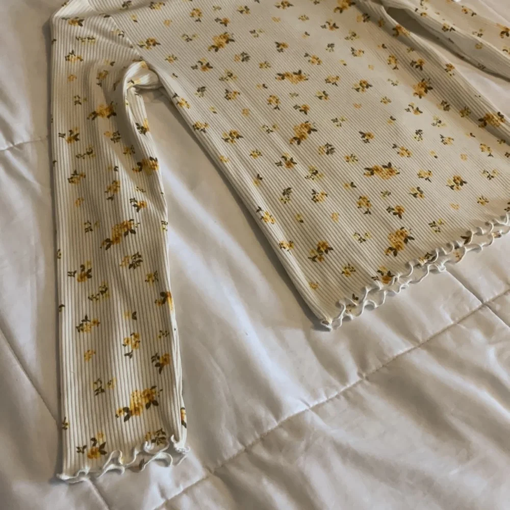 Girl’s Old Navy size L 10/12 thin ribbed fitted shirt - Picture 4 of 5